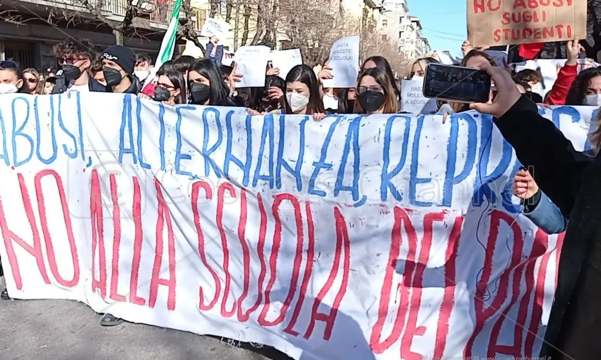 Cosenza, oltre mille persone in piazza al fianco degli studenti del liceo \"Valentini-Majorana\" di Castrolibero - VIDEO E FOTO