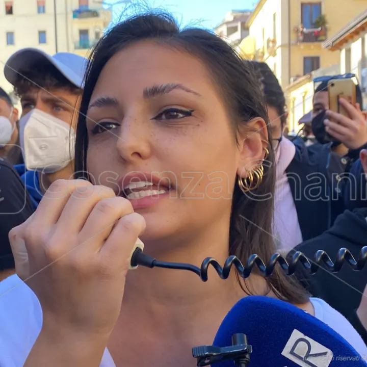 Presunte molestie sessuali al liceo di Castrolibero, Dalia Aly sulla preside: «Che amarezza il suo ritorno»
