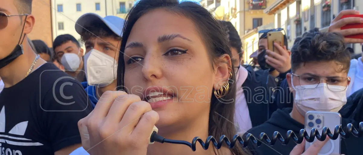 Presunte molestie sessuali al liceo di Castrolibero, Dalia Aly sulla preside: «Che amarezza il suo ritorno»