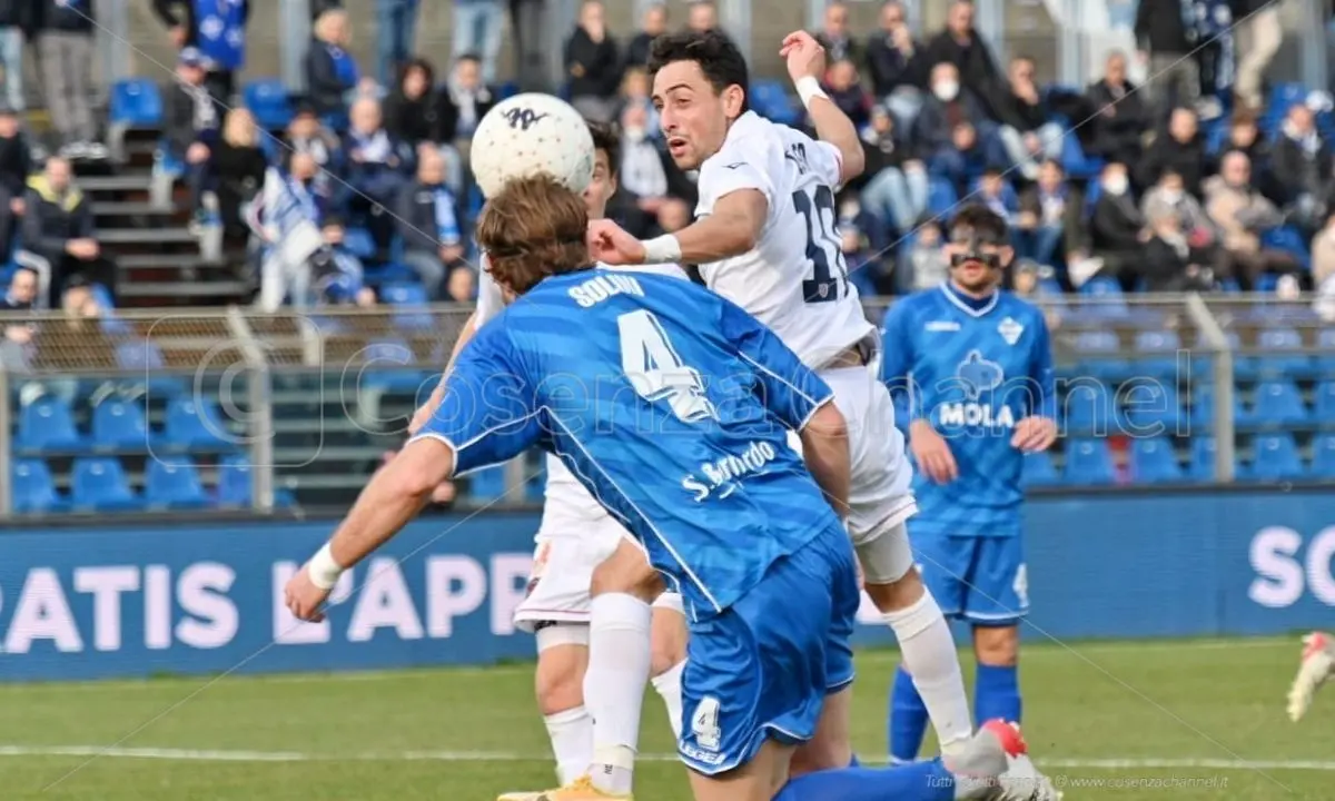 Cosenza, sprofondo rossoblù. Anche contro il Como arriva una sconfitta (2-1)