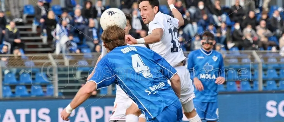 Cosenza, sprofondo rossoblù. Anche contro il Como arriva una sconfitta (2-1)