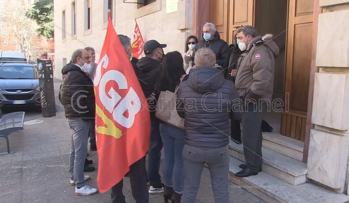 Cosenza, attendono lo stipendio da tre mesi: sit in dei dipendenti della Siarc all'Asp - VIDEO