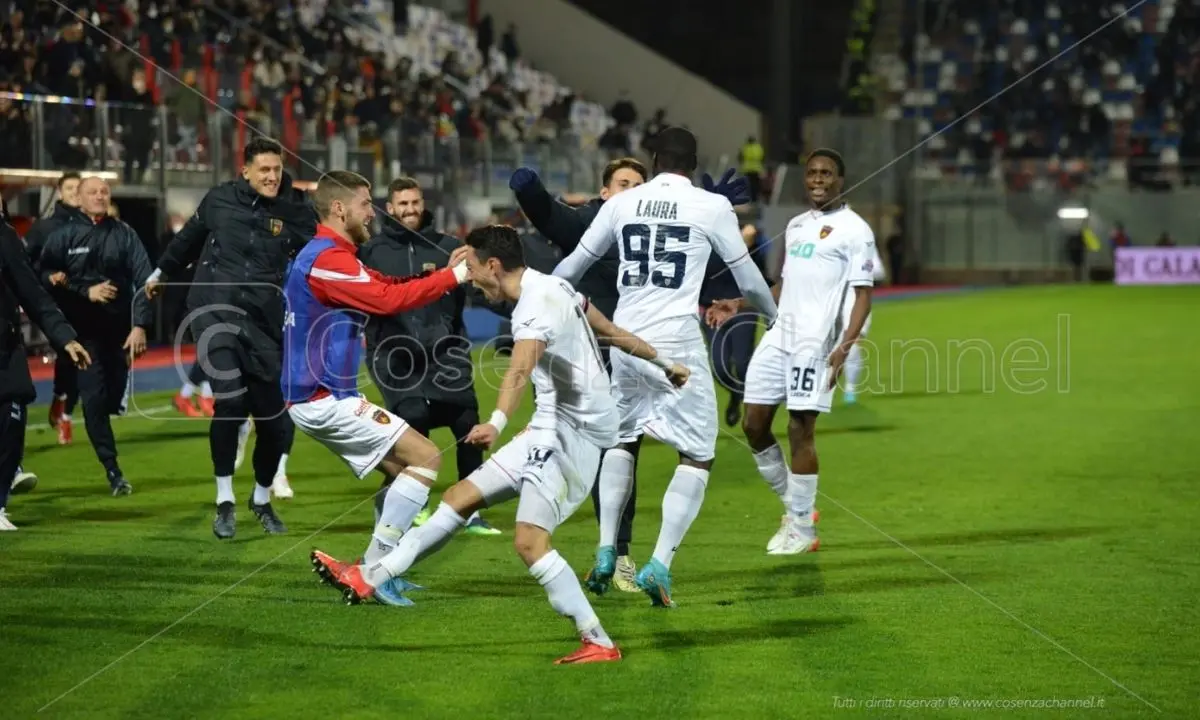 Follia Cosenza, in vantaggio due volte si fa agguantare da un super Maric: 3-3 con il Crotone