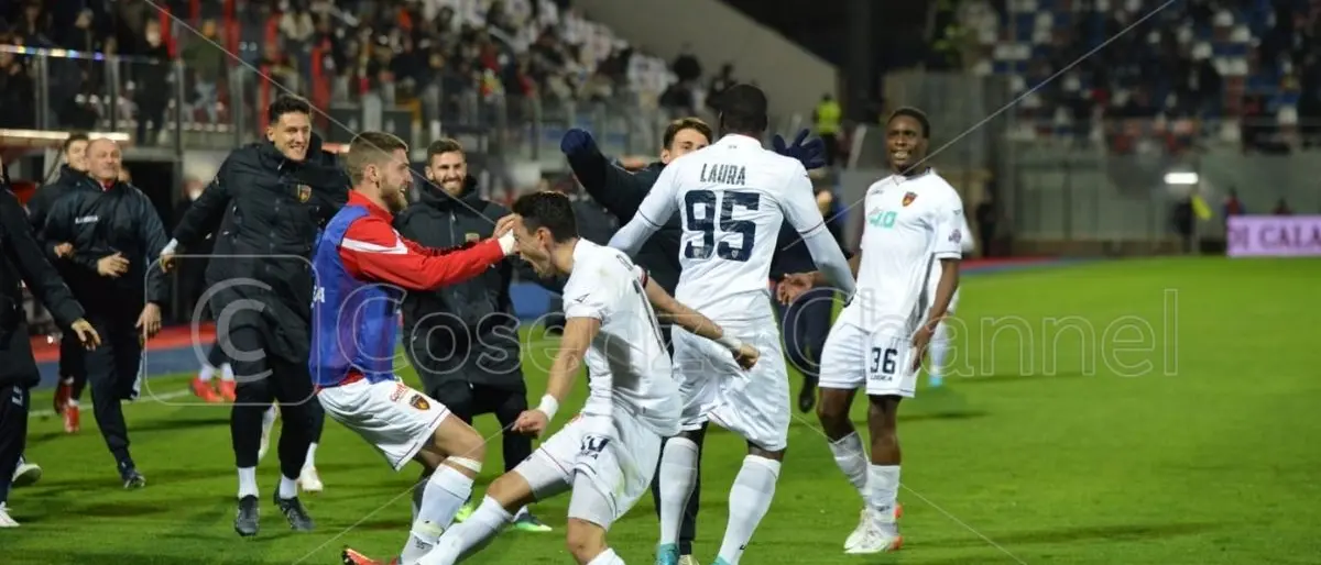 Follia Cosenza, in vantaggio due volte si fa agguantare da un super Maric: 3-3 con il Crotone