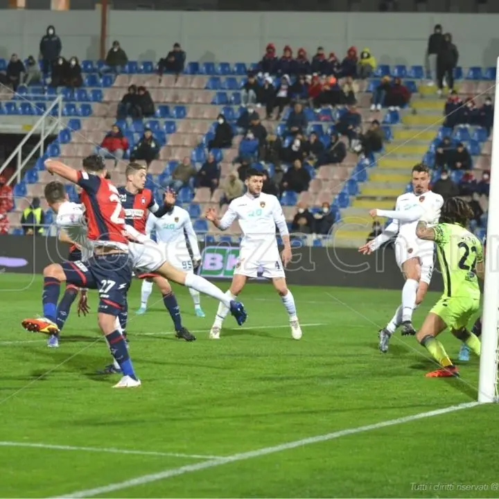 Crotone-Cosenza 3-3, pagelle: lupi travolti da Kargbo, Caso è il migliore