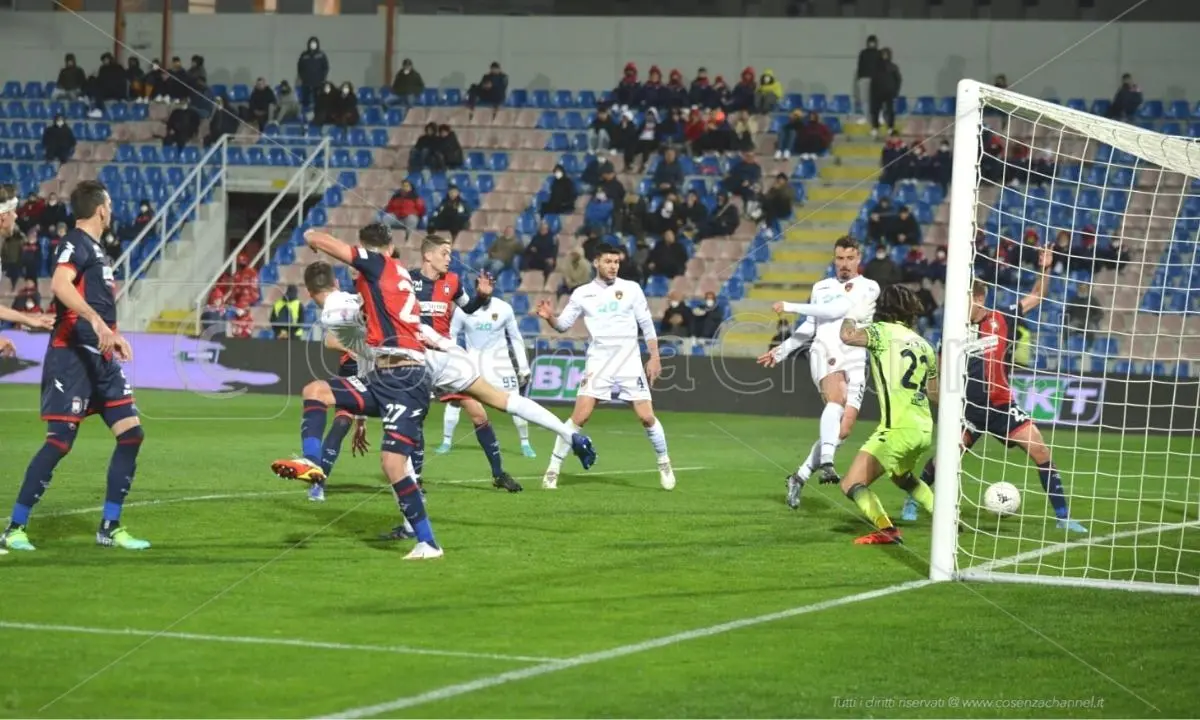 Crotone-Cosenza 3-3, pagelle: lupi travolti da Kargbo, Caso è il migliore