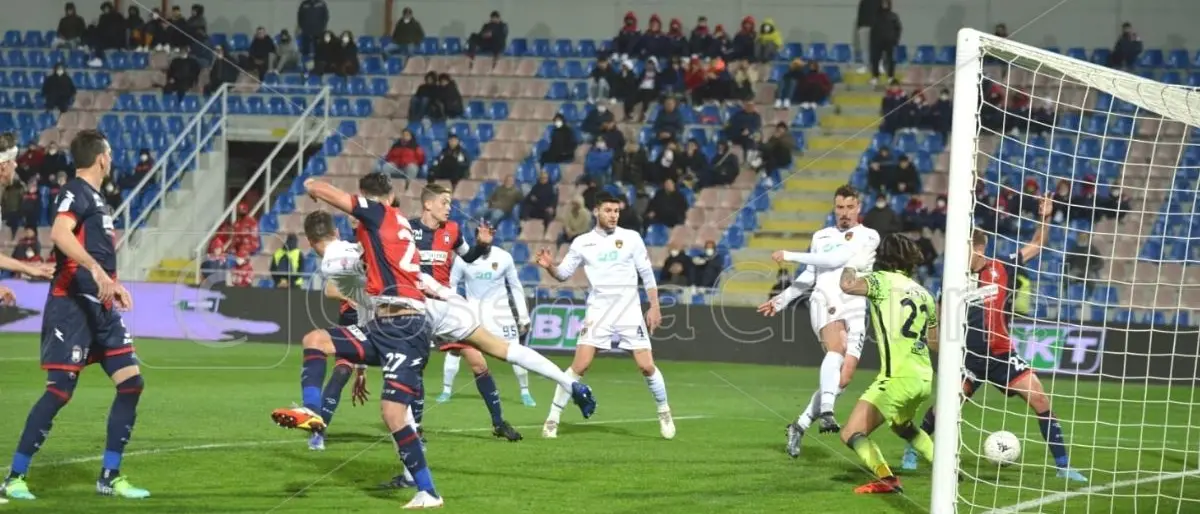 Crotone-Cosenza 3-3, pagelle: lupi travolti da Kargbo, Caso è il migliore