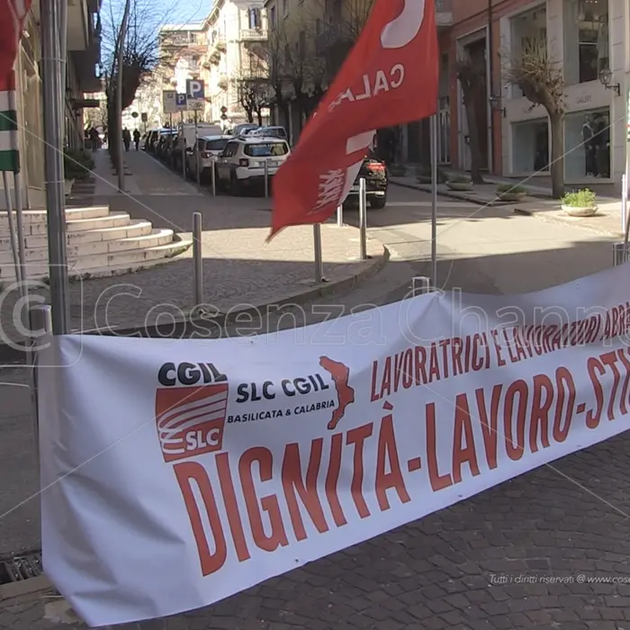 Call center Abramo di Montalto Uffugo, protesta dei lavoratori a Cosenza (VIDEO)