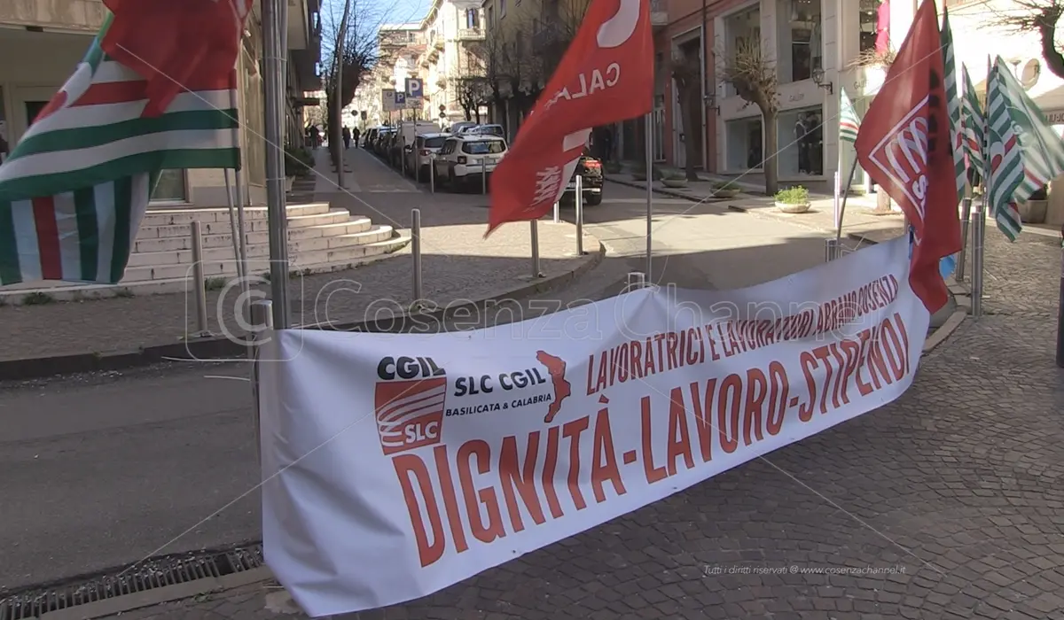 Call center Abramo di Montalto Uffugo, protesta dei lavoratori a Cosenza (VIDEO)