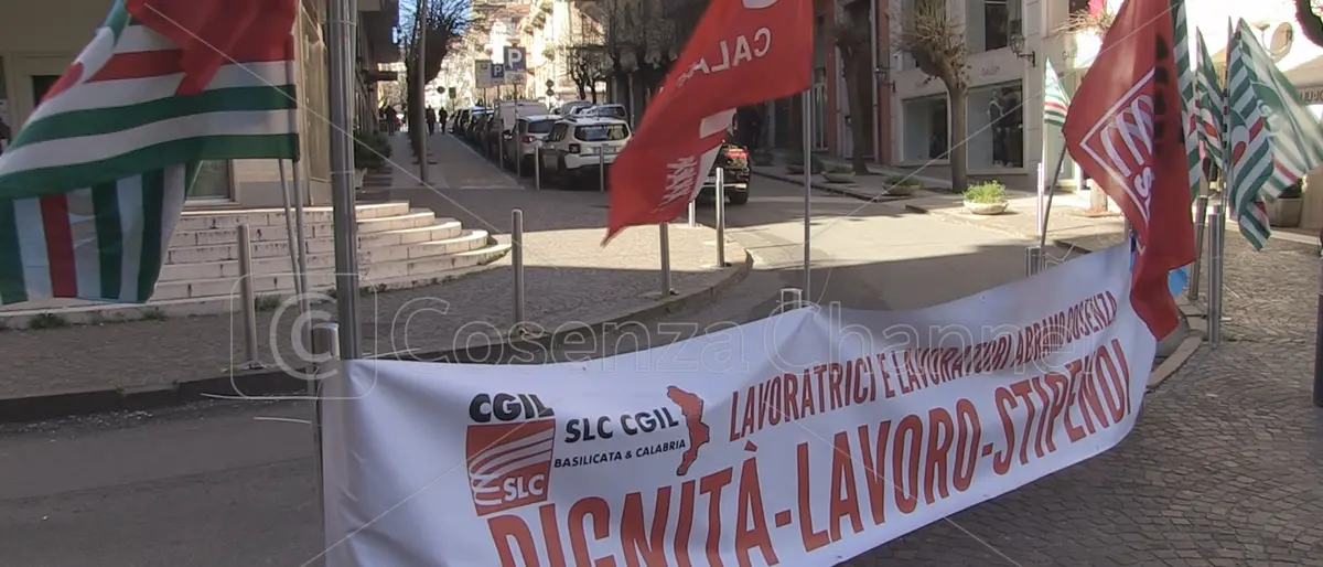 Call center Abramo di Montalto Uffugo, protesta dei lavoratori a Cosenza (VIDEO)