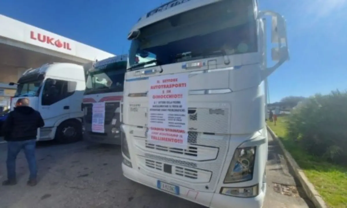 Caro carburanti, sit-in degli autotrasportatori calabresi sulla Ss 280 tra Lamezia e Catanzaro