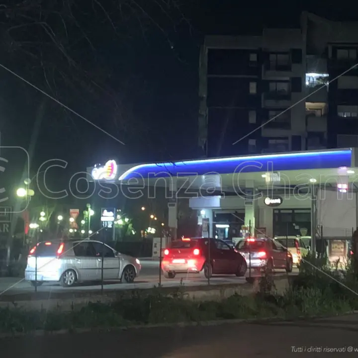 Lunghe code ai distributori di benzina tra Cosenza e Rende (VIDEO)