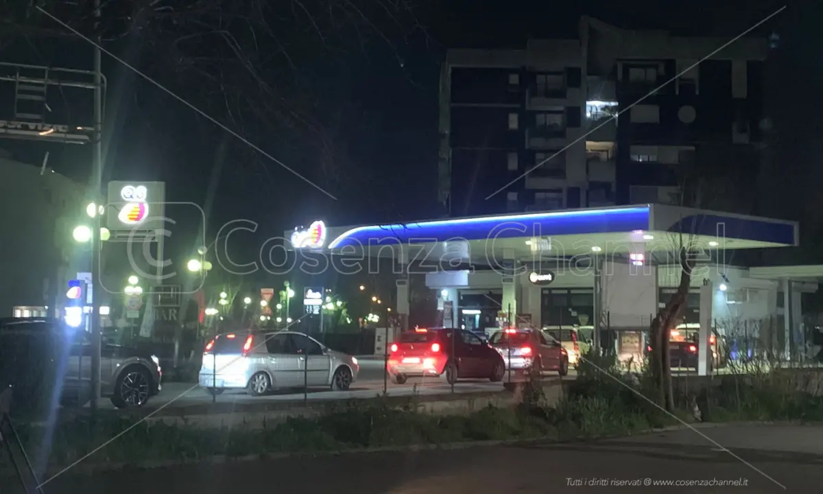 Lunghe code ai distributori di benzina tra Cosenza e Rende (VIDEO)
