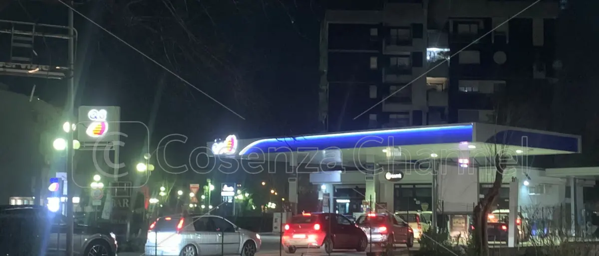 Lunghe code ai distributori di benzina tra Cosenza e Rende (VIDEO)