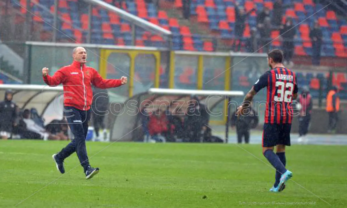 Cosenza, Bisoli conquista la scena. Sofferenza e trance agonistica: gioca un altro match