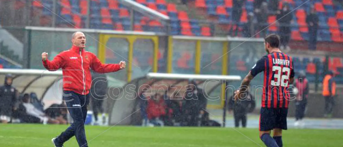 Cosenza, Bisoli conquista la scena. Sofferenza e trance agonistica: gioca un altro match