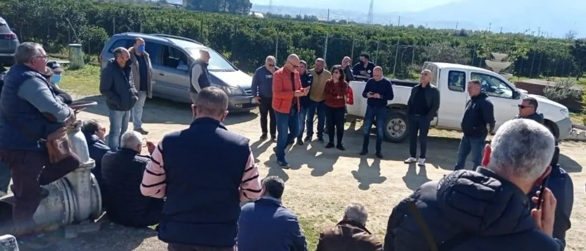 Lavoratori del consorzio di bonifica di Trebisacce fermi nei cantieri, niente stipendi