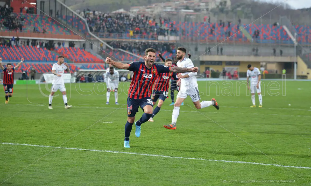Il Cosenza risorge al \"Marulla\": Larrivey regala i tre punti contro l'Alessandria