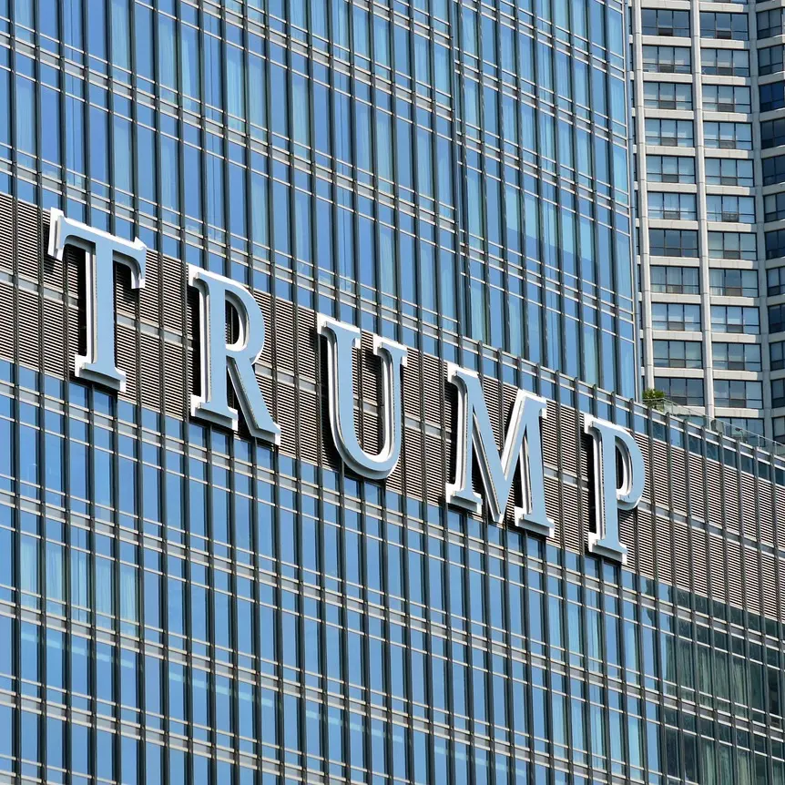 Trump era sull’orlo del fallimento: ora\u00A0nuota nell’oro grazie a criptovalute, affari con emiri e l’enorme potere della Casa Bianca