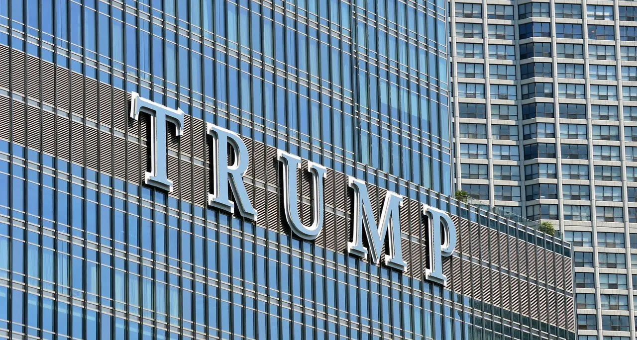 Trump era sull’orlo del fallimento: ora\u00A0nuota nell’oro grazie a criptovalute, affari con emiri e l’enorme potere della Casa Bianca