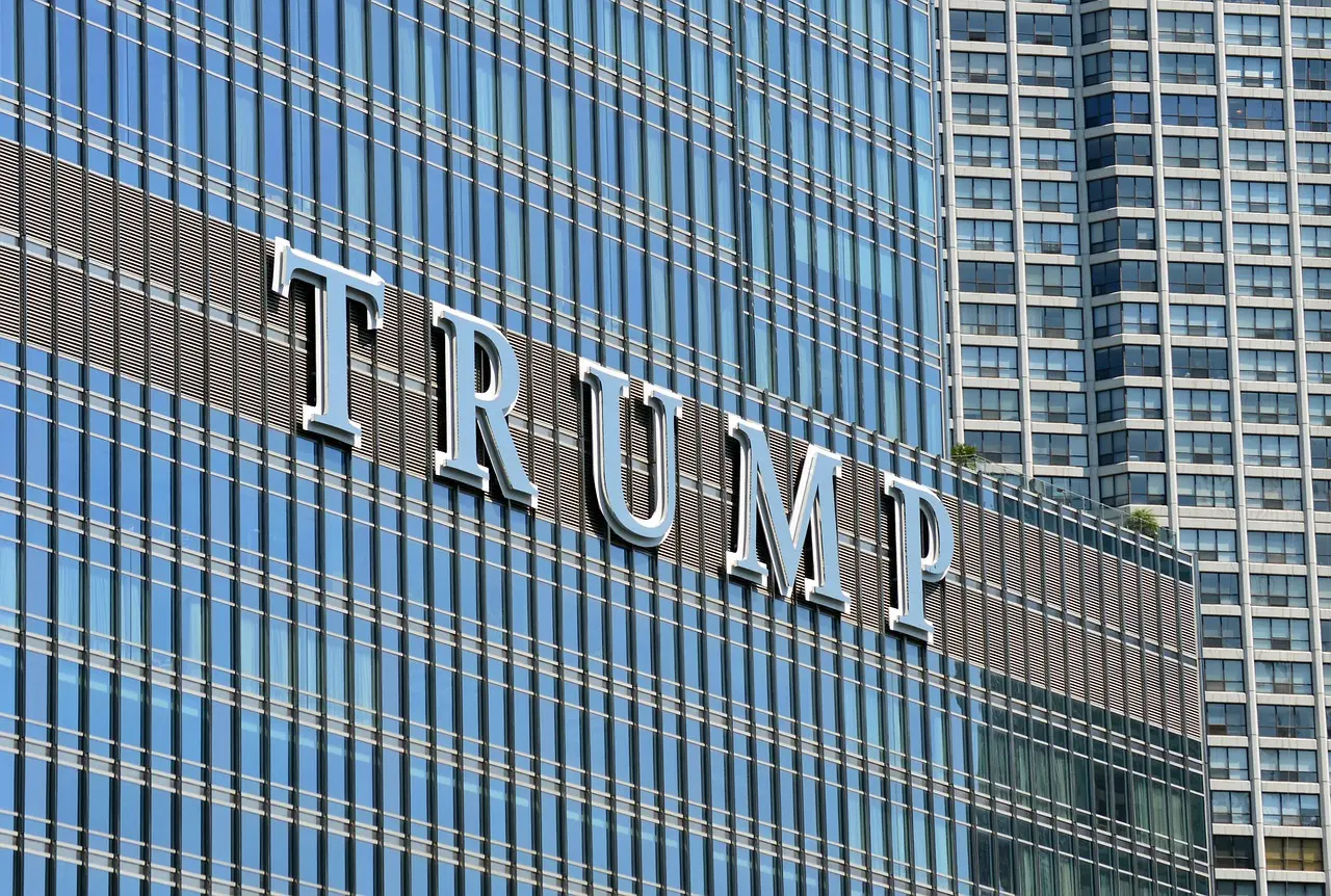 Trump era sull’orlo del fallimento: ora\u00A0nuota nell’oro grazie a criptovalute, affari con emiri e l’enorme potere della Casa Bianca