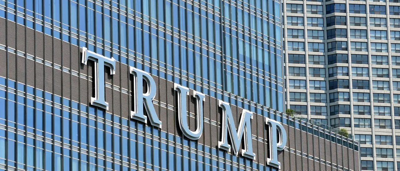 Trump era sull’orlo del fallimento: ora\u00A0nuota nell’oro grazie a criptovalute, affari con emiri e l’enorme potere della Casa Bianca