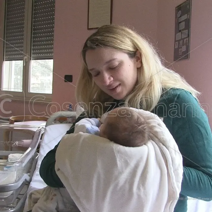 Anastasia da Leopoli a Cosenza per dare alla luce il suo Mikhail: «Non volevo farlo nascere sotto le bombe» (VIDEO)