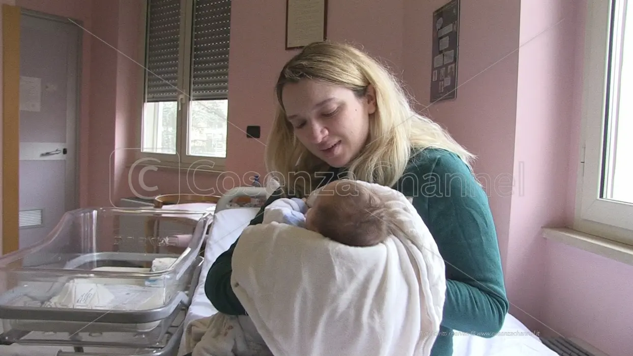Anastasia da Leopoli a Cosenza per dare alla luce il suo Mikhail: «Non volevo farlo nascere sotto le bombe» (VIDEO)