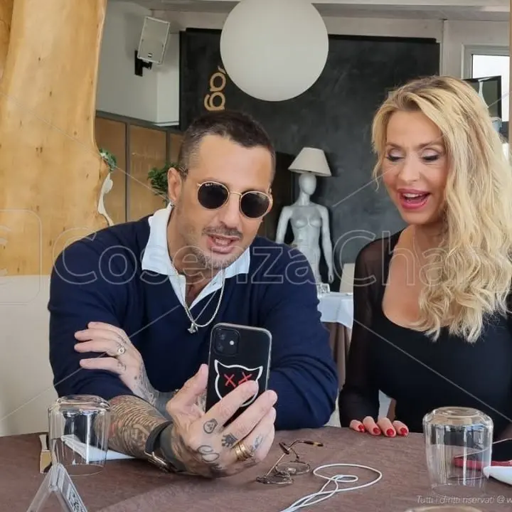 Valeria Marini e Fabrizio Corona, gossip e bollicine a Cetraro (LE FOTO)