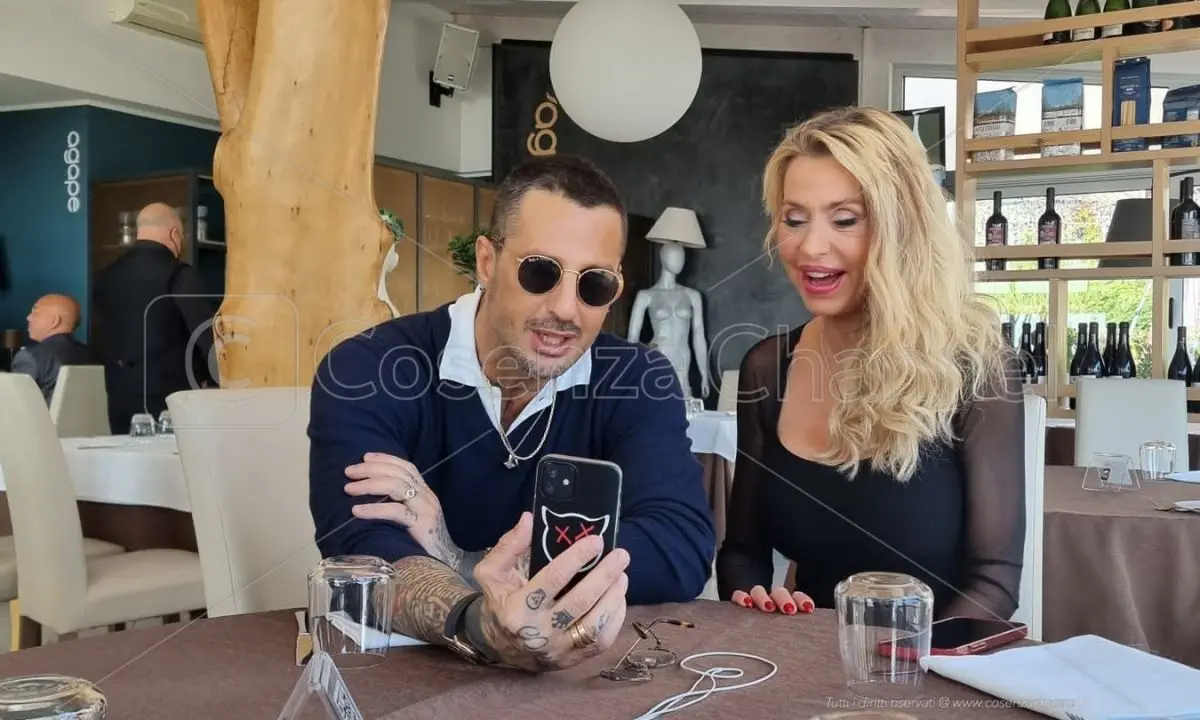 Valeria Marini e Fabrizio Corona, gossip e bollicine a Cetraro (LE FOTO)