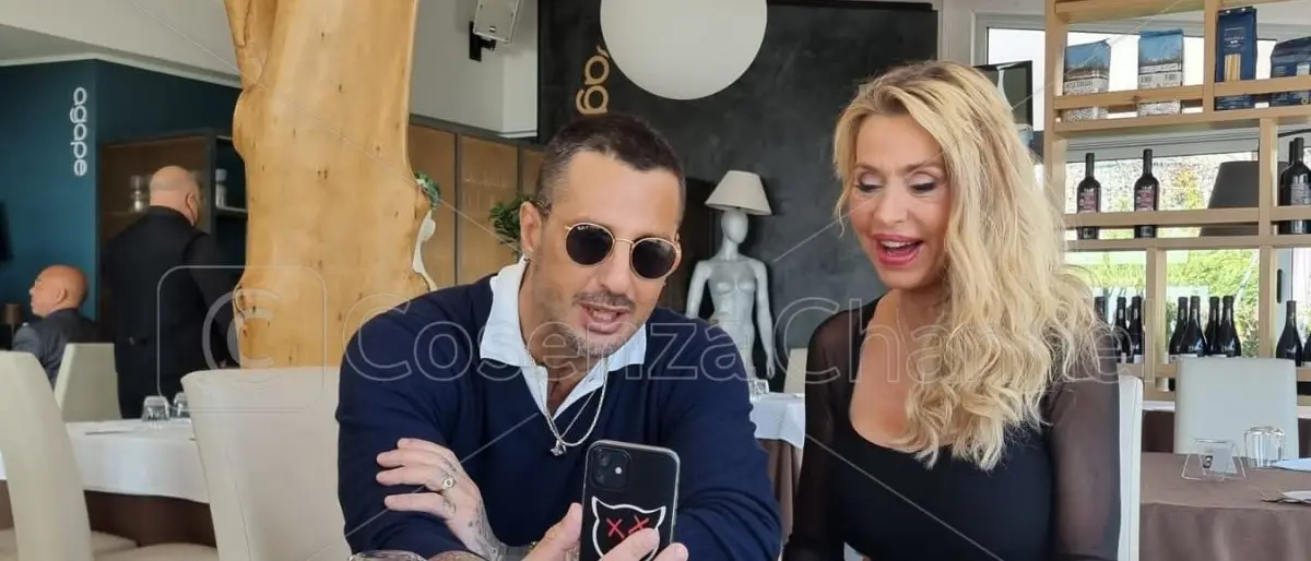 Valeria Marini e Fabrizio Corona, gossip e bollicine a Cetraro (LE FOTO)