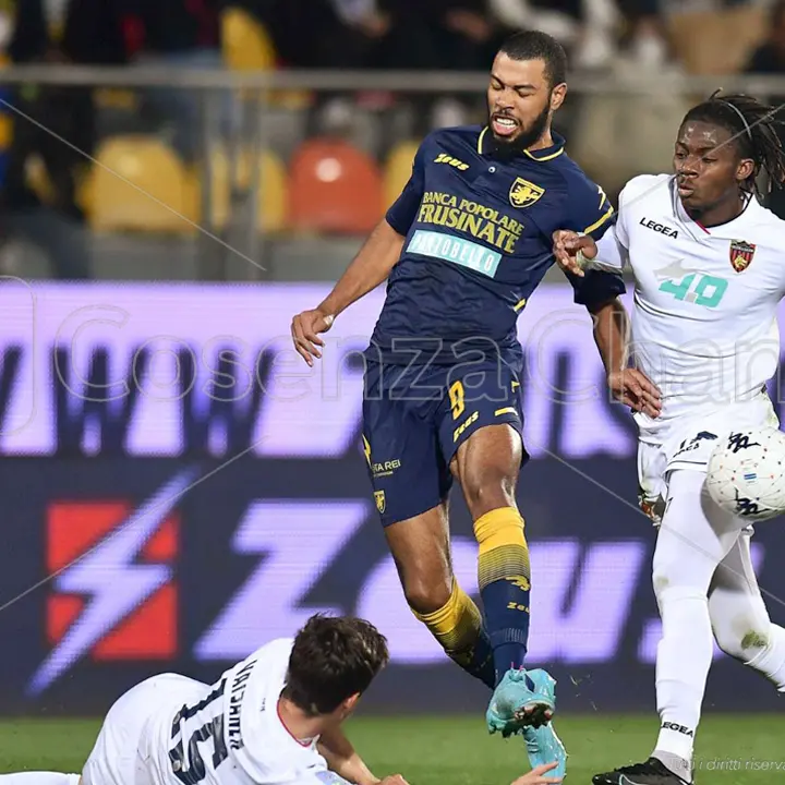 Cosenza di nuovo battuto: al Frosinone basta un rigore di Charpentier