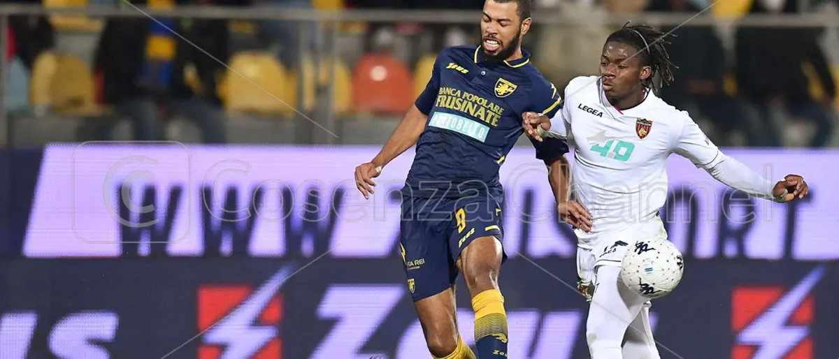 Cosenza di nuovo battuto: al Frosinone basta un rigore di Charpentier