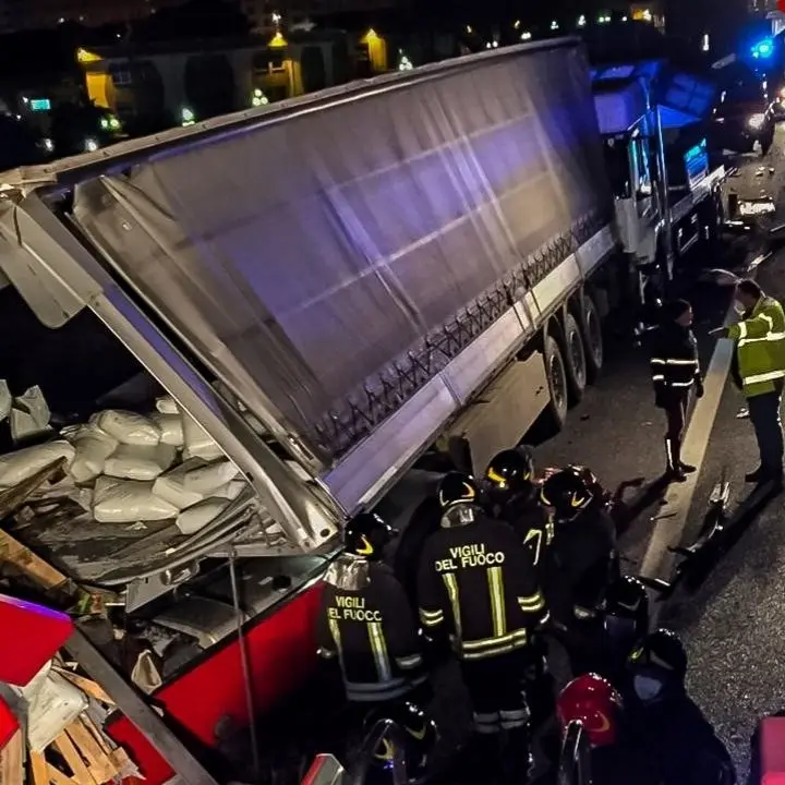 Incidente in autostrada tra Cosenza e Rende: coinvolti due camion. Un conducente gravemente ferito (VIDEO-FOTO)