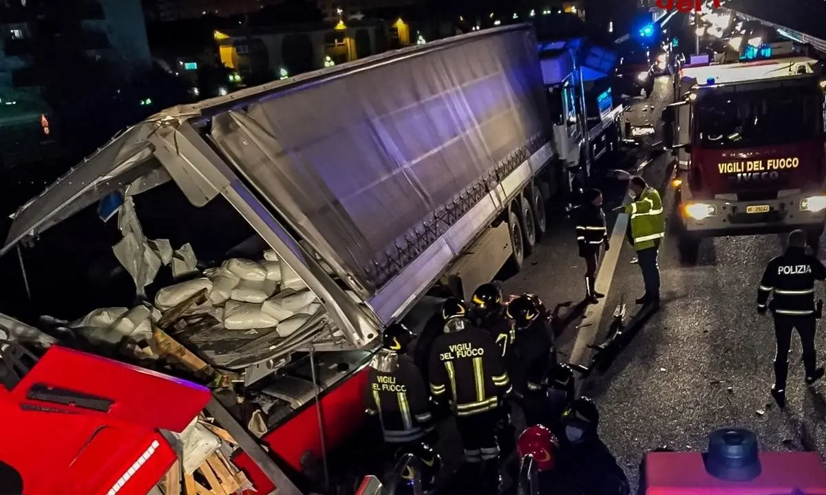 Incidente in autostrada tra Cosenza e Rende: coinvolti due camion. Un conducente gravemente ferito (VIDEO-FOTO)