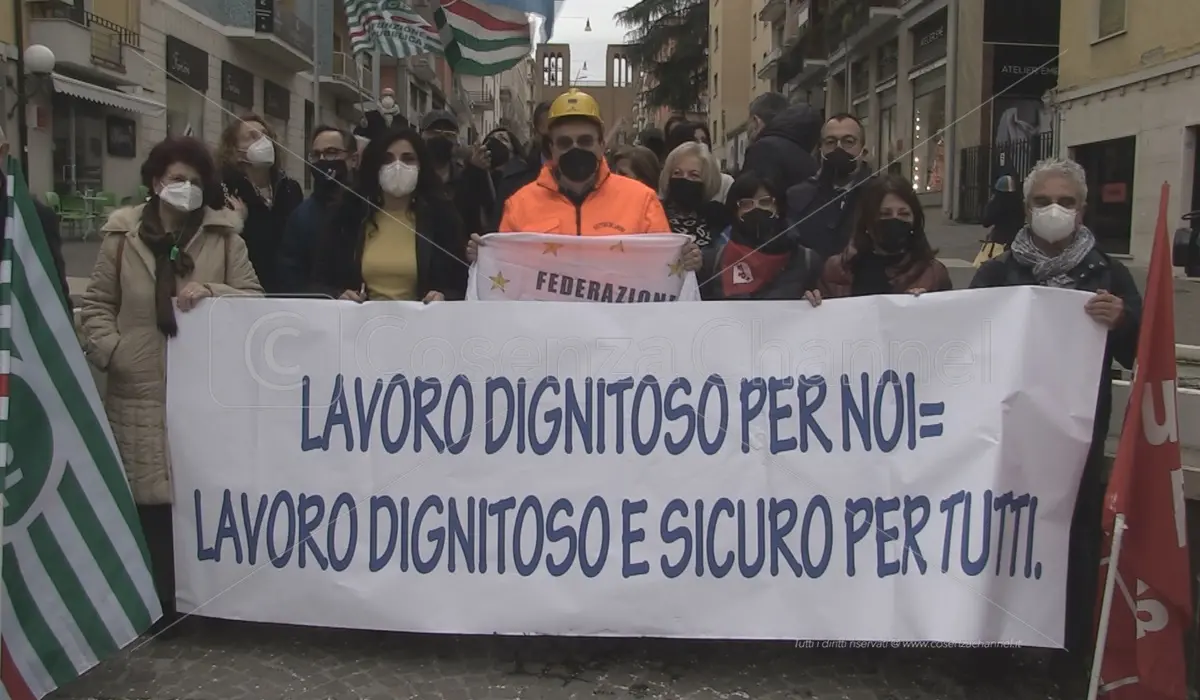 Tagliati fuori dalle indennità, a Cosenza scendono in piazza i lavoratori Anpal e Inl - VIDEO