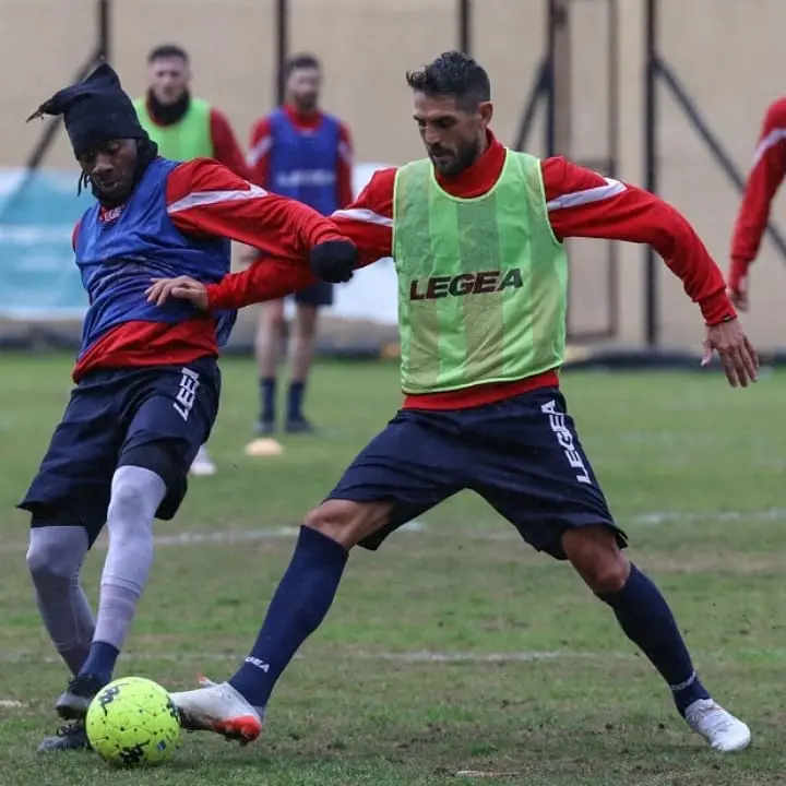 Cosenza, un centrocampista si allena ancora a parte