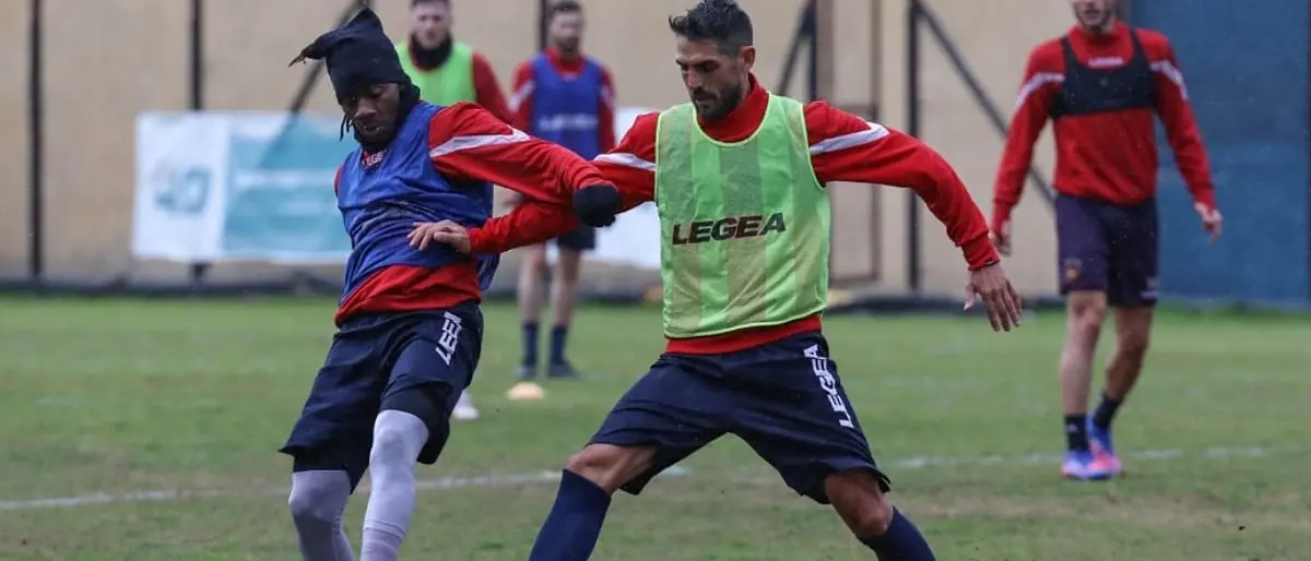 Cosenza, un centrocampista si allena ancora a parte