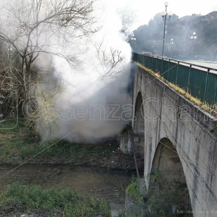Rende, in fiamme cumuli di spazzatura sotto il ponte del fiume Emoli (FOTO)