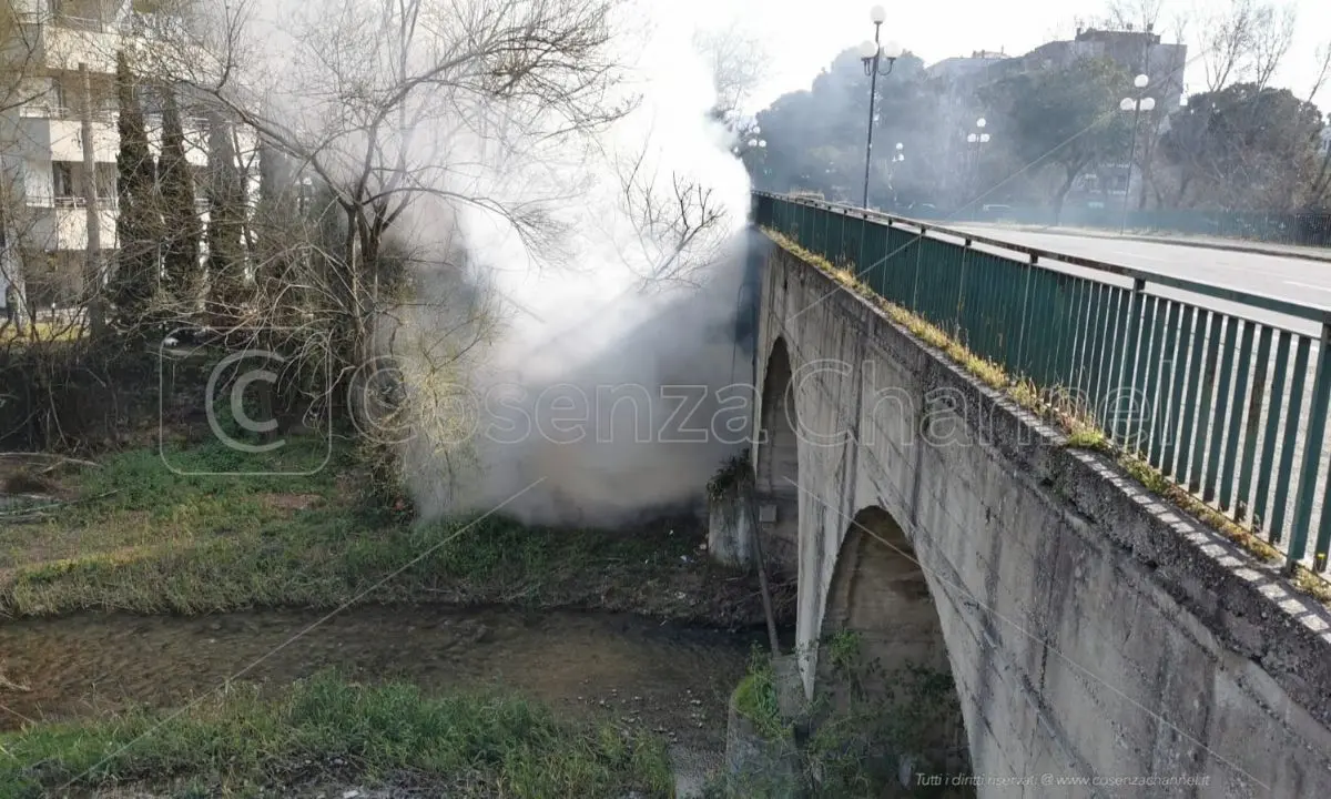Rende, in fiamme cumuli di spazzatura sotto il ponte del fiume Emoli (FOTO)