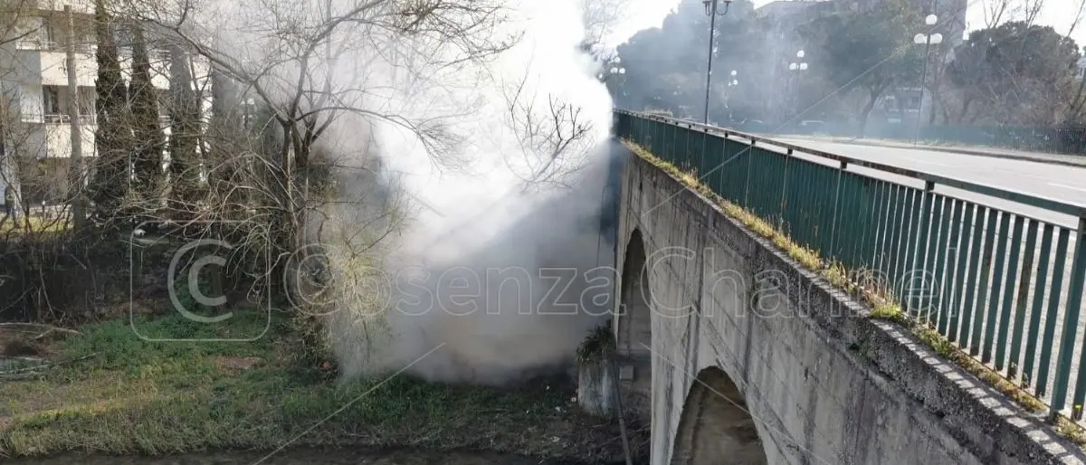 Rende, in fiamme cumuli di spazzatura sotto il ponte del fiume Emoli (FOTO)