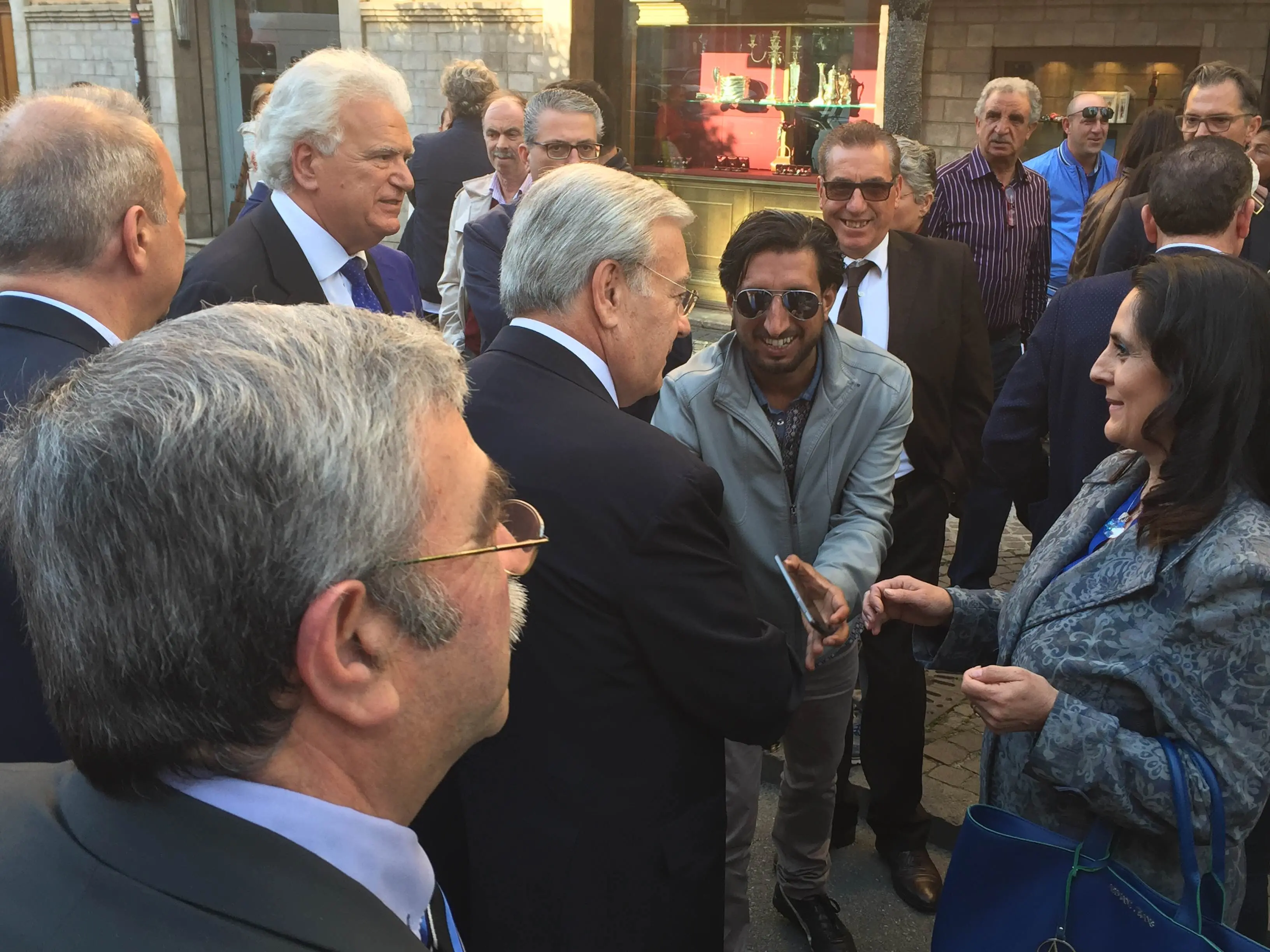 AMMINISTRATIVE 2016 | Le strette di mano di Verdini sulle note di Rino Gaetano [VIDEO]