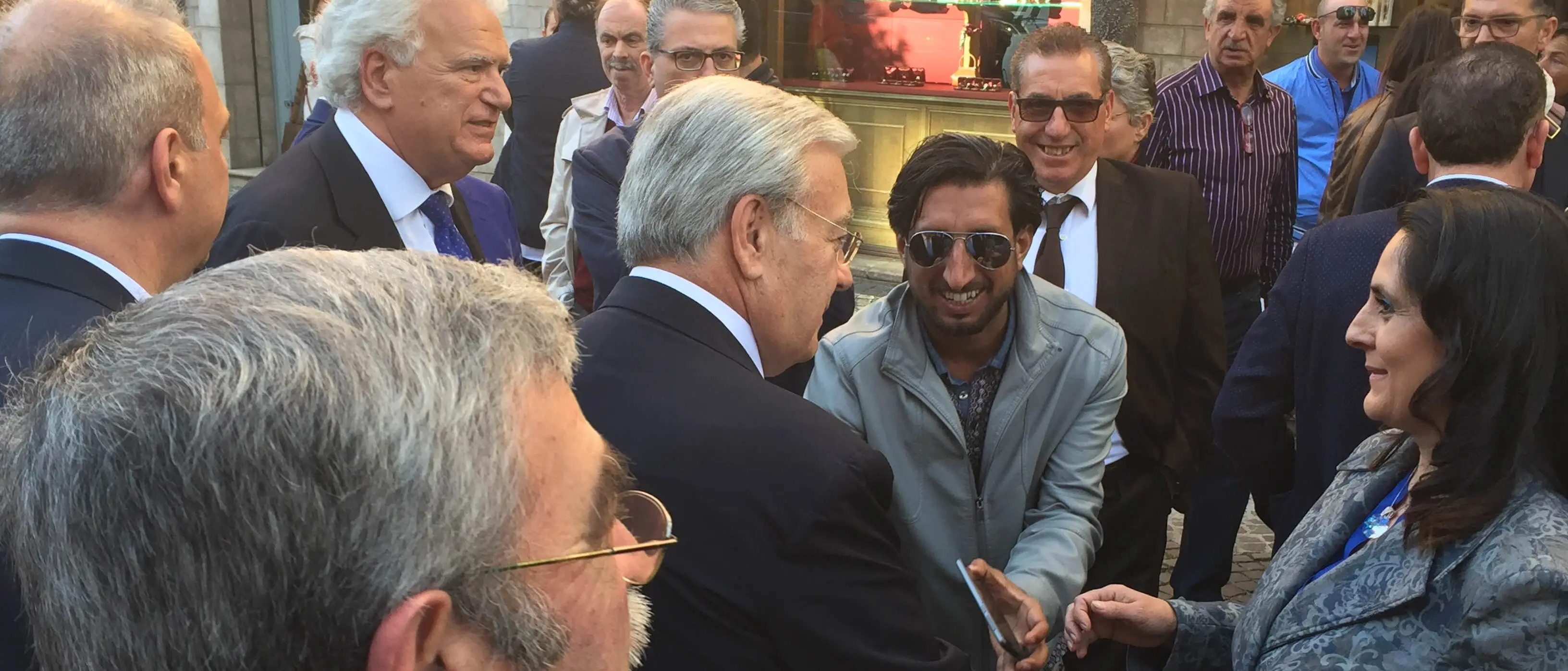 AMMINISTRATIVE 2016 | Le strette di mano di Verdini sulle note di Rino Gaetano [VIDEO]