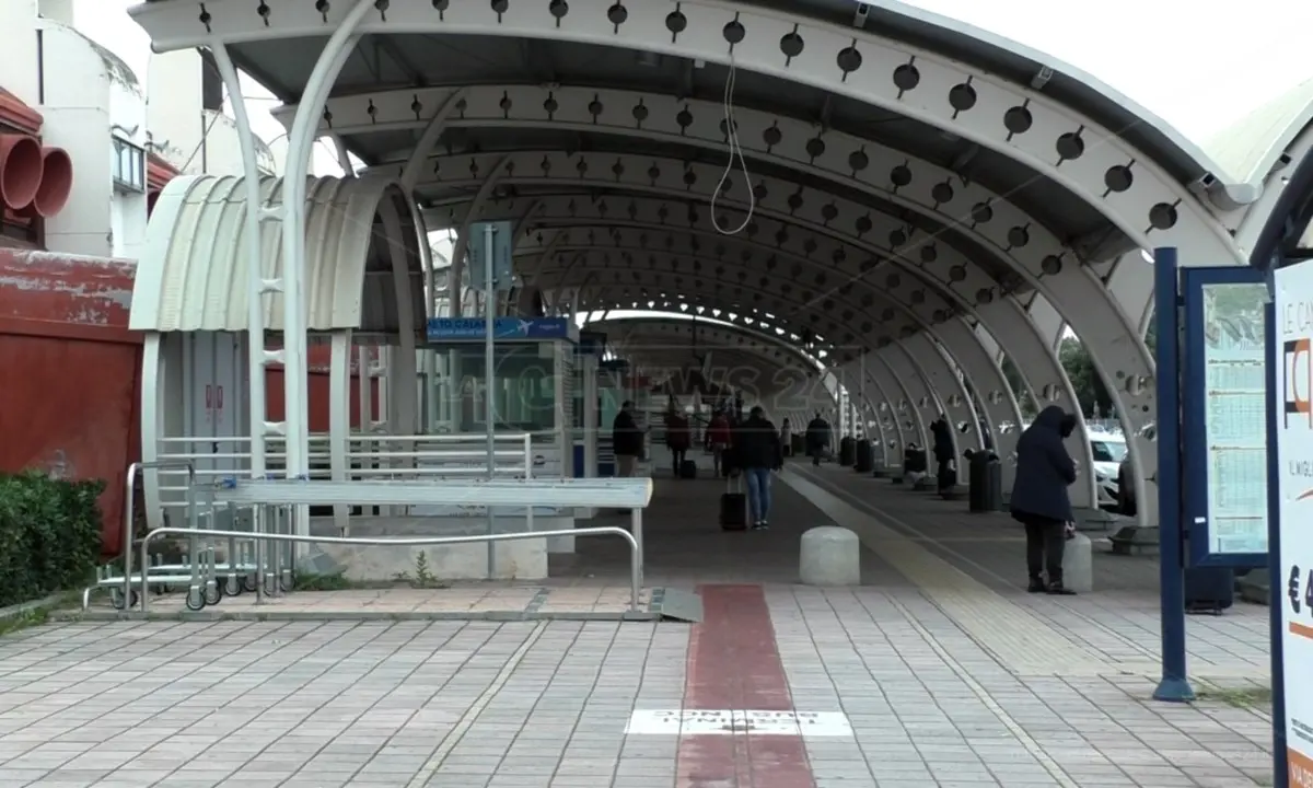 Aeroporto di Lamezia Terme, volo cancellato e passeggeri lasciati a terra: «Procedure rispettate e assistenza fornita»
