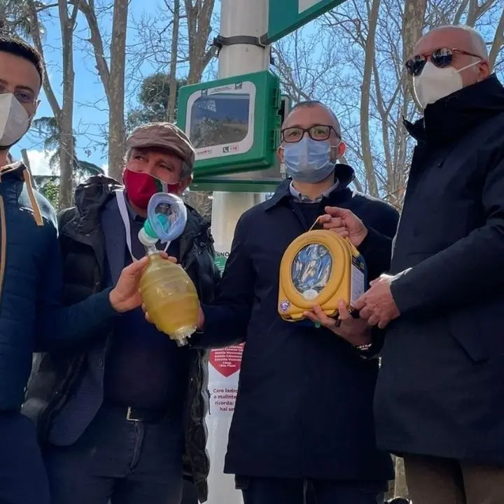 Cosenza, commercianti e associazioni donano un defibrillatore: sarà posizionato all'interno della Villa Nuova (FOTO)