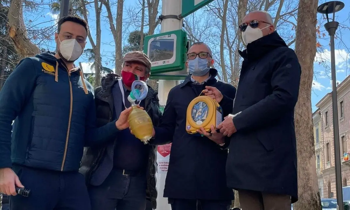 Cosenza, commercianti e associazioni donano un defibrillatore: sarà posizionato all'interno della Villa Nuova (FOTO)
