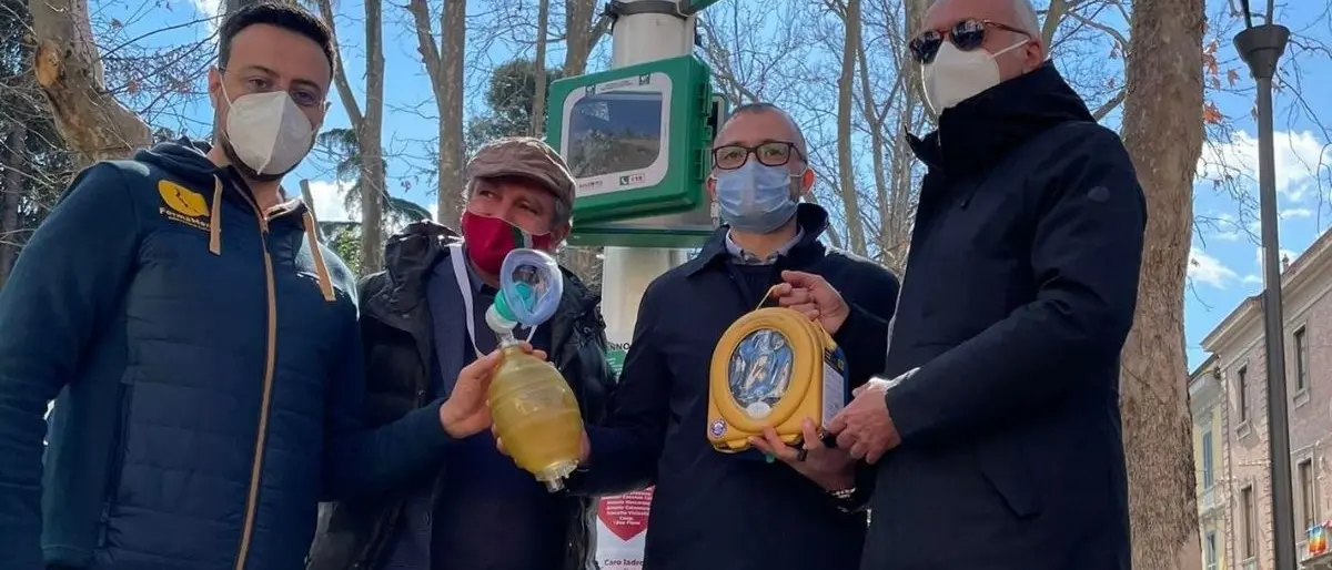 Cosenza, commercianti e associazioni donano un defibrillatore: sarà posizionato all'interno della Villa Nuova (FOTO)