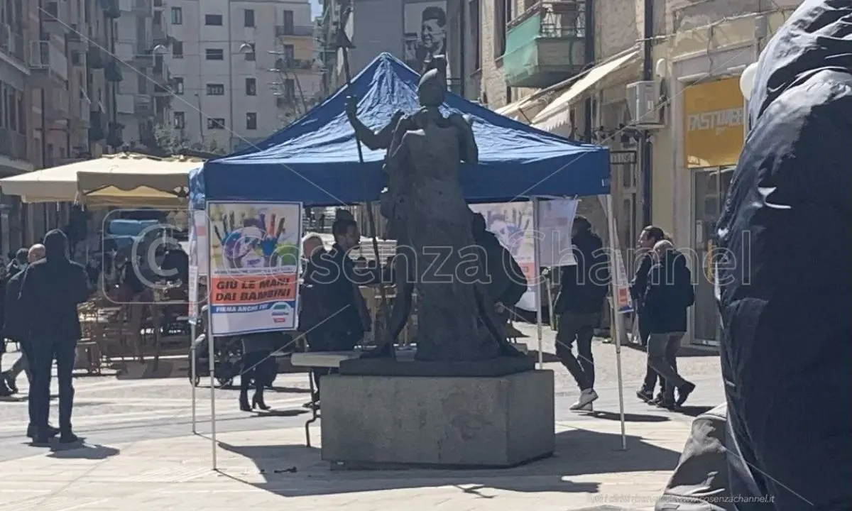 Cosenza, opere del Mab usate come cassettiere e danneggiate dagli spray carnevaleschi (FOTO)