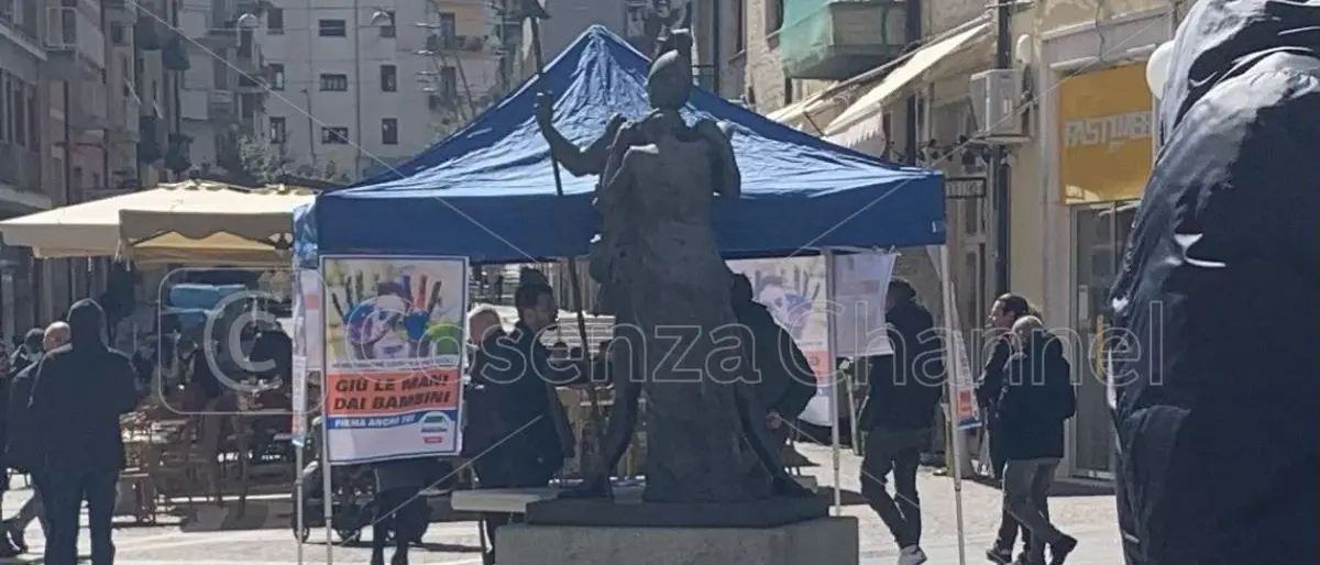 Cosenza, opere del Mab usate come cassettiere e danneggiate dagli spray carnevaleschi (FOTO)
