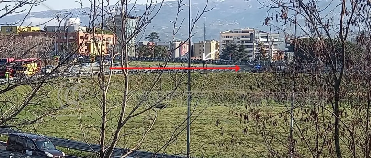 Incidente stradale prima dello svincolo A2 di Rende, ferita una persona